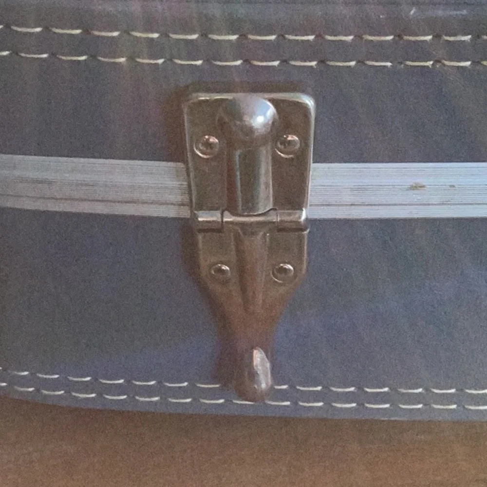Blue VINTAGE Weekend SUITCASE 20” X 14” X 5 1/2” Beautiful Detailed Lining